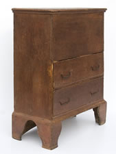 1720-1740 NEW HAMPSHIRE BLANKET CHEST WITH NARROW FORM AND GREAT VERTICAL LIFT FROM A DYNAMIC BRACKET BASE