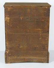 1720-1740 NEW HAMPSHIRE BLANKET CHEST WITH NARROW FORM AND GREAT VERTICAL LIFT FROM A DYNAMIC BRACKET BASE