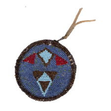 NATIVE AMERICAN BEADED COIN PURSE WITH A FOLKY PATRIOTIC SHIELD ON THE OBVERSE AND A GEOMETRIC REPRESENTATION OF AN ANIMAL ON THE REVERSE, CA 1910-1930