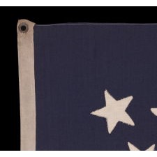 15 STAR ANTIQUE AMERICAN FLAG WITH AN EXTREMELY RARE “CIRCLE-STAR” VERSION OF THE GREAT STAR PATTERN AND A COMPLEMENT OF 13 STRIPES; MADE DURING THE 1ST QUARTER OF THE 20TH CENTURY TO EITHER CELEBRATE KENTUCKY STATEHOOD, OR TO COMMEMORATE THE WAR OF 1812, OR TO REPRESENT THE ERA IN WHICH THERE WERE 15 STATES (1792-1796) OR THE FLAG OFFICIALLY BORE 15 STARS (1795-1818)