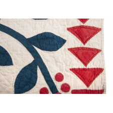 WINTERBERRY PATTERN QUILT WITH FLYING GEESE, IN PATRIOTIC COLORS AND WITH EXCEPTIONAL GRAPHIC IMPACT, ENTIRELY HAND-PIECED AND HAND-QUILTED, CIRCA 1860-1870’s