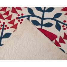 WINTERBERRY PATTERN QUILT WITH FLYING GEESE, IN PATRIOTIC COLORS AND WITH EXCEPTIONAL GRAPHIC IMPACT, ENTIRELY HAND-PIECED AND HAND-QUILTED, CIRCA 1860-1870’s